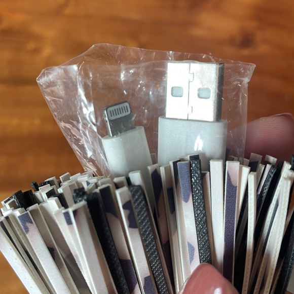 🆕 NWT Heyday Tassel Charging Cable Made For iPhone or iPad - Picture 3 of 4